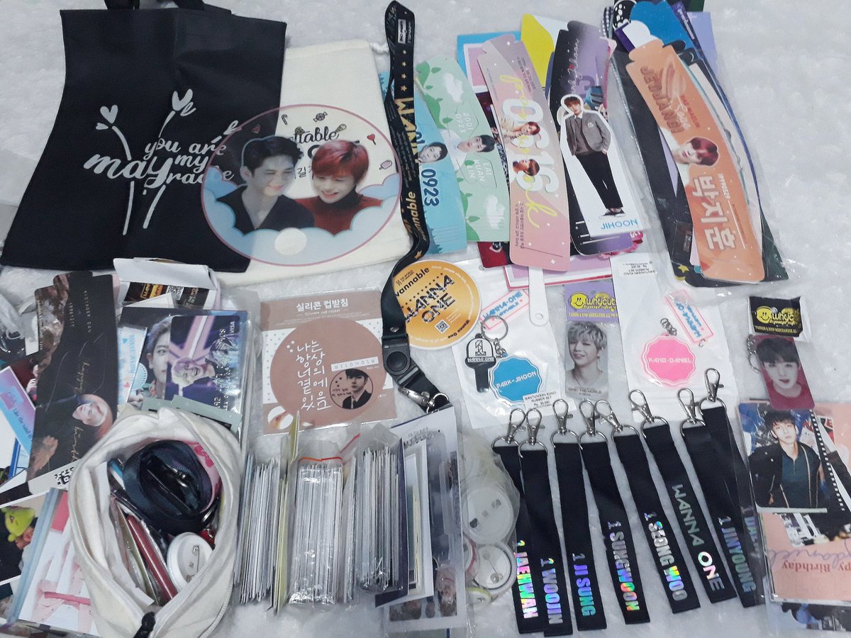 SilviMP01's tweet image. ‼️ GIVEAWAY OFFICIAL ALBUM/PRINTILAN WANNA ONE ‼️

Rules :
•Rt &amp;amp; like postingan ini
•Rt &amp;amp; like my pinned 

Akan ada 5 orang pemenang, bisa pilih 2 album (ada yang full set &amp;amp; album only) dan printilan lainnya 

end 30 oct

*pastikan mengikuti semua rules

Terimakasih 🥰🫶🏻✨