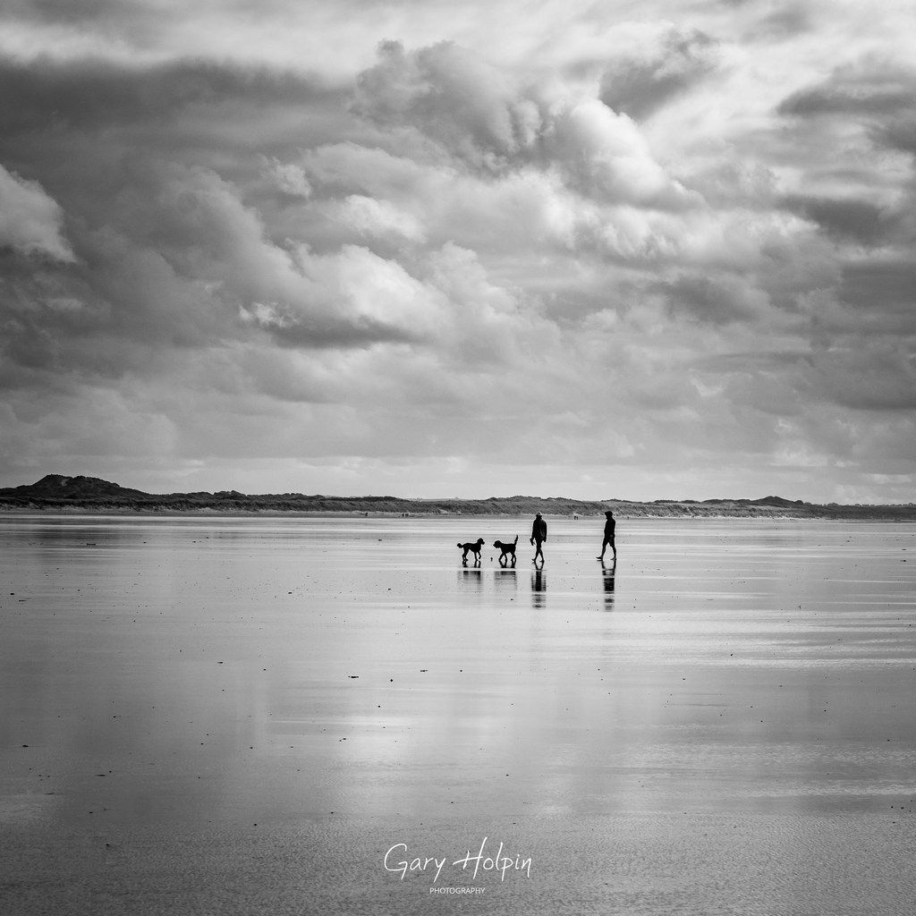 Morning! 🙂 

Next on a stormy day at the beach, is a bit of black and white, with some dog walkers walking across the beach with stormy skies above...

#thephotohour #stormhour #Tuesdayvibe #southwest660