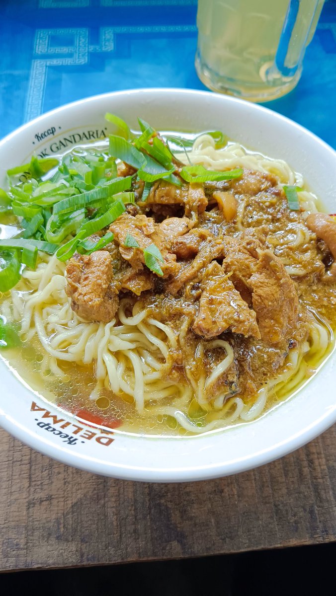 GdayStory's tweet photo. 9. MIE AYAM PUTRA WONOGIRI 💯
Loc: https://t.co/GcpfBxaxND
Lokasi cbng Mie Ayam Pojok Kwarasan di Jl. Tambak ini kecil tpi nyaman. Tipe mie yg kecil², potongan ayamnya sedeng, dengan kuah yg bening. Rasa gurih &amp; enak khas wonogirian. Total 12rb.
#infomieayamJogja 
@InfoMieAyamYK https://t.co/KhW4MeIUet