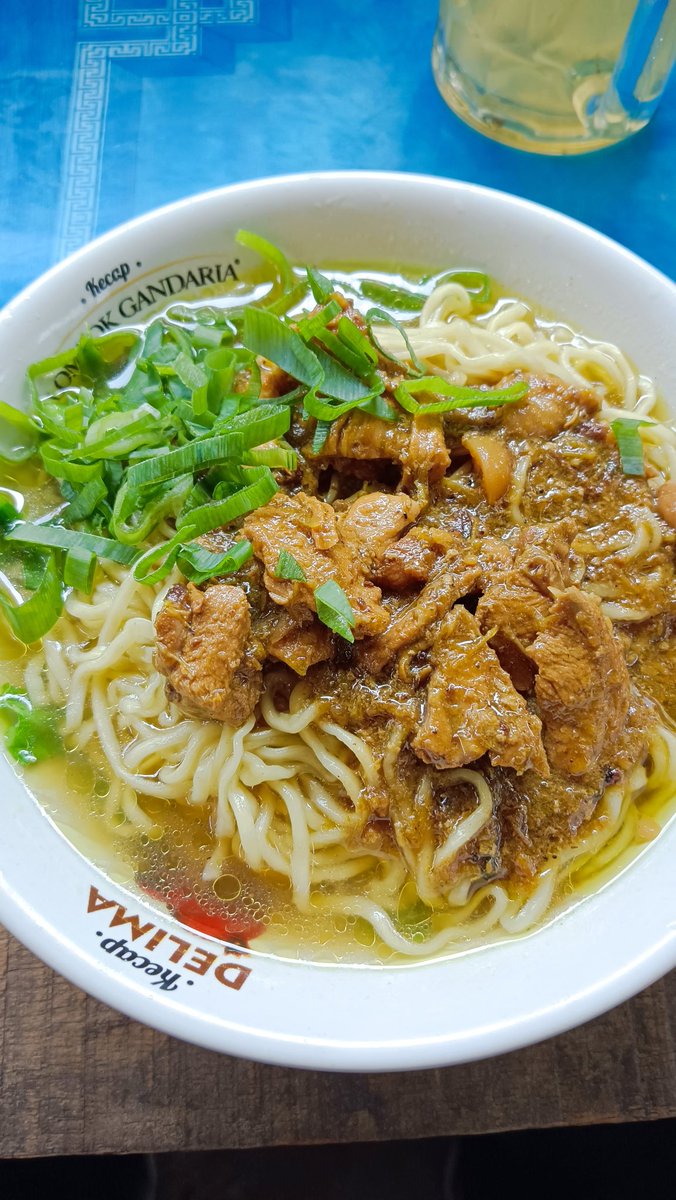 GdayStory's tweet photo. 9. MIE AYAM PUTRA WONOGIRI 💯
Loc: https://t.co/GcpfBxaxND
Lokasi cbng Mie Ayam Pojok Kwarasan di Jl. Tambak ini kecil tpi nyaman. Tipe mie yg kecil², potongan ayamnya sedeng, dengan kuah yg bening. Rasa gurih &amp; enak khas wonogirian. Total 12rb.
#infomieayamJogja 
@InfoMieAyamYK https://t.co/KhW4MeIUet