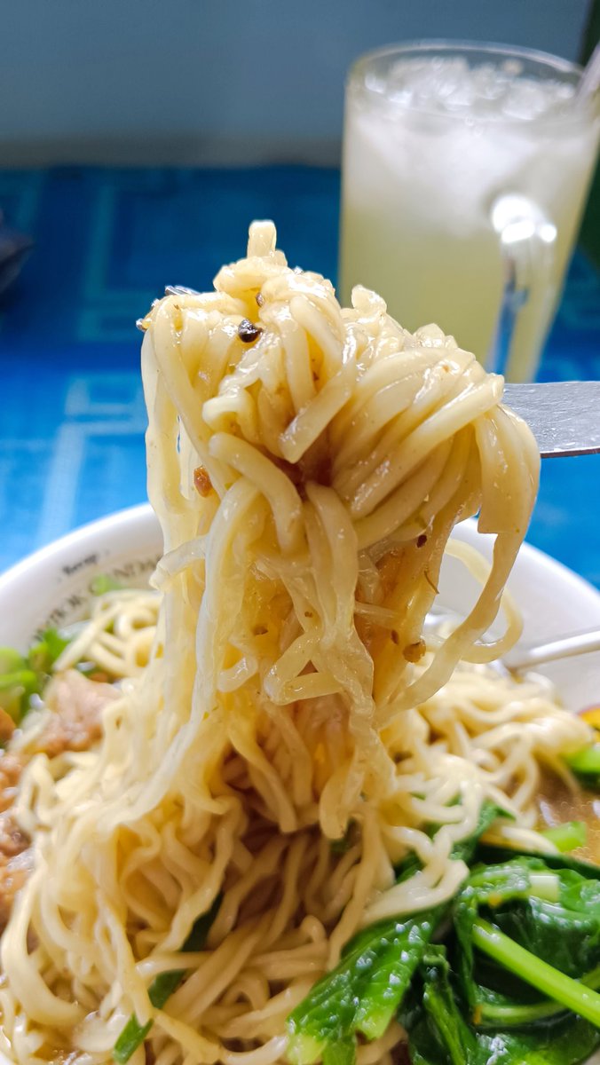 GdayStory's tweet photo. 9. MIE AYAM PUTRA WONOGIRI 💯
Loc: https://t.co/GcpfBxaxND
Lokasi cbng Mie Ayam Pojok Kwarasan di Jl. Tambak ini kecil tpi nyaman. Tipe mie yg kecil², potongan ayamnya sedeng, dengan kuah yg bening. Rasa gurih &amp; enak khas wonogirian. Total 12rb.
#infomieayamJogja 
@InfoMieAyamYK https://t.co/KhW4MeIUet