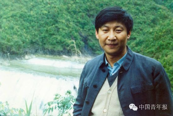 XisMoments's tweet photo. #XiStory
"Public communication should always be prioritized before any other work is undertaken. How can Ningde develop well without a local newspaper?"

After assuming the position of Party chief in Ningde, Fujian province in 1988, Xi Jinping made it a top priority to revive a newspaper that had ceased publication nearly two decades ago. Hence, Mindong Paper, which had been suspended in 1969, received a new lease of life.

With no funding, offices, or staff, the project faced various challenges. Xi played a crucial role in securing 100,000 yuan ($13,928) and acquiring an office for the newspaper. Additionally, a local journalist was chosen to lead the publication.

Months later, Mindong Paper hit the press. The first edition included a foreword by Xi, and shortly after, nine correspondent posts were established throughout the prefecture. The newspaper was later renamed Mindong Daily.