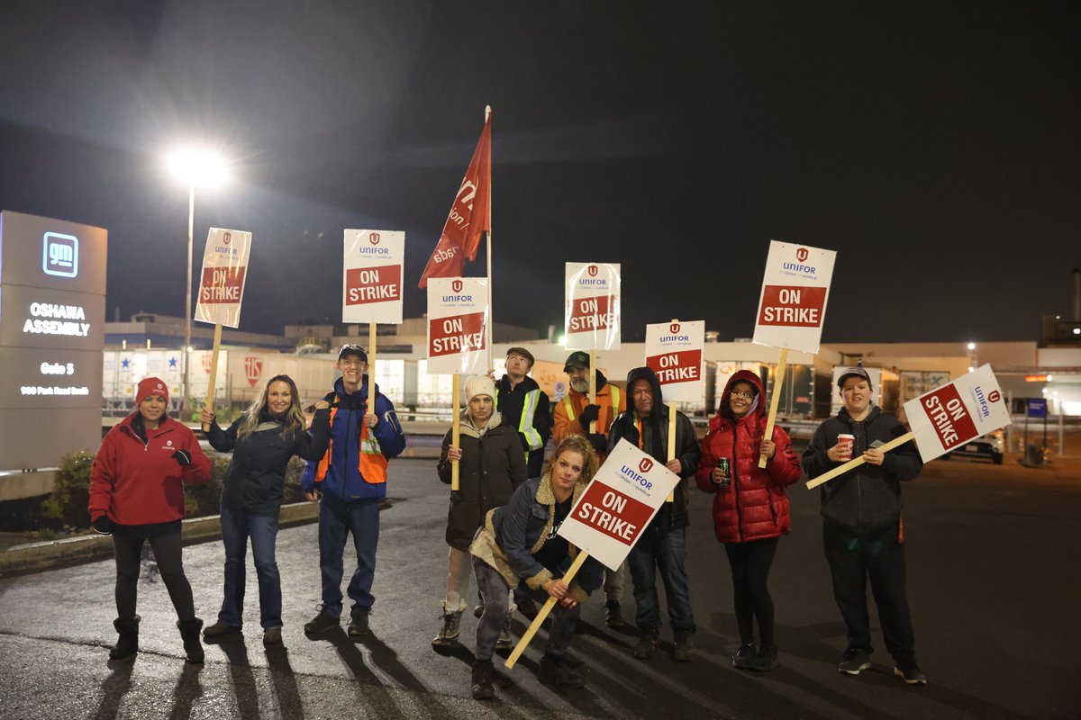 UniforTheUnion's tweet photo. #Unifor members standing strong on the picket line at Oshawa Assembly Plant. #solidarity https://t.co/hOoBjN5mBk
