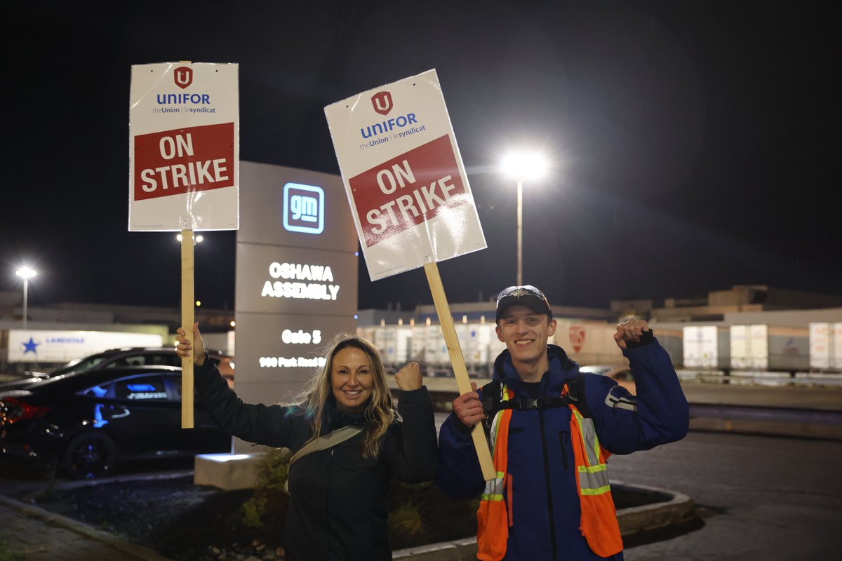 UniforTheUnion's tweet photo. #Unifor members standing strong on the picket line at Oshawa Assembly Plant. #solidarity https://t.co/hOoBjN5mBk