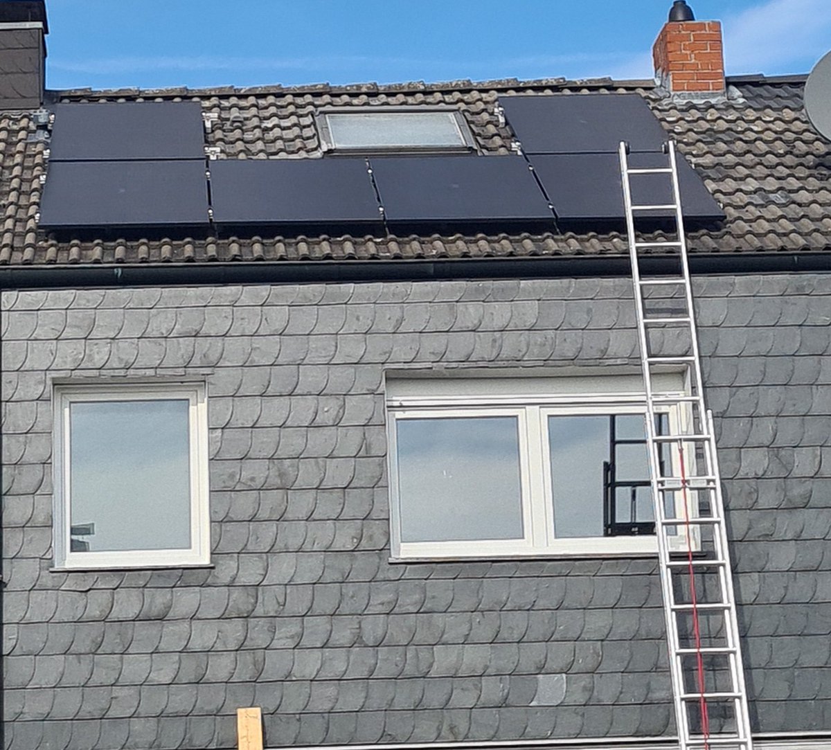 RoeneMS's tweet photo. Die Pv-Anlage ist seit Freitag auf dem Dach.Ja "nur"2,5 Kw.Der Speicher ist weil er mit 10 Kw zu groß ist nicht voll bis heute.Dennoch versorgt und der Akku mit Strom für die Handwerker.Hier kommt aber noch eine PvTerrasse hin die dann 3,9 Kw haben wird.Strom kann so einfach sein https://t.co/tfzF5r4bEJ
