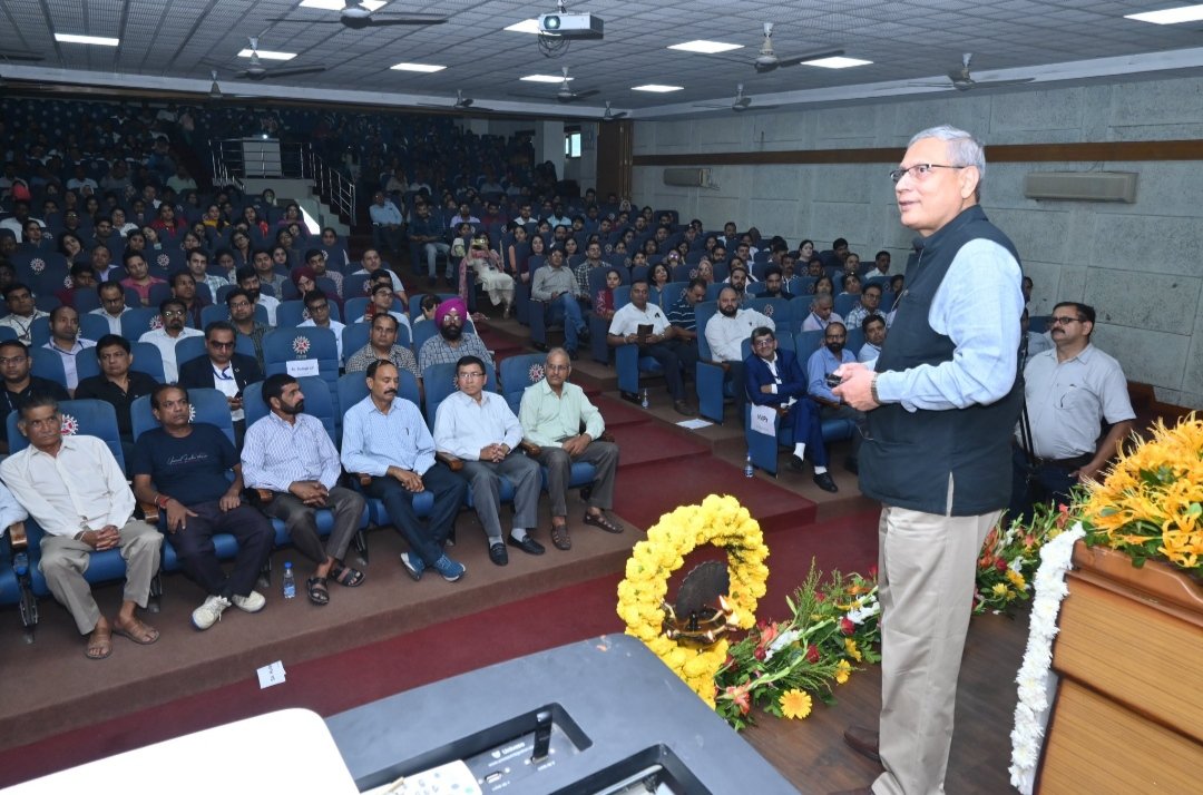 The 82nd foundation day of the @CSIR_IND was celebrated today at @csiriiim ( CSIR-IIIM), Jammu. Padma Shri Prof. @VinodSingh_IITK delivered foundation day lecture on 'Towards Excellence in Science & Technology'. @DrJitendraSingh @DrNKalaiselvi @karandi65 @zabeerahmedb @IndiaDST