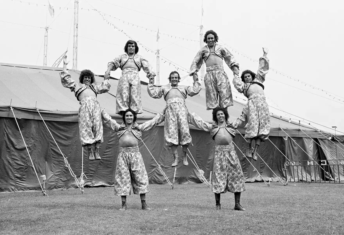 mixdevil66's tweet photo. Magical history tour: all aboard the bus around 1970s Britain. When #DanielMeadows set off around the country on a rickety doubledecker bus he met fisherman, circus troupes and tattooists. @centrebritphoto @bluecoatpress https://t.co/s47RaFYEHc #photography https://t.co/cbPGmBqnk8