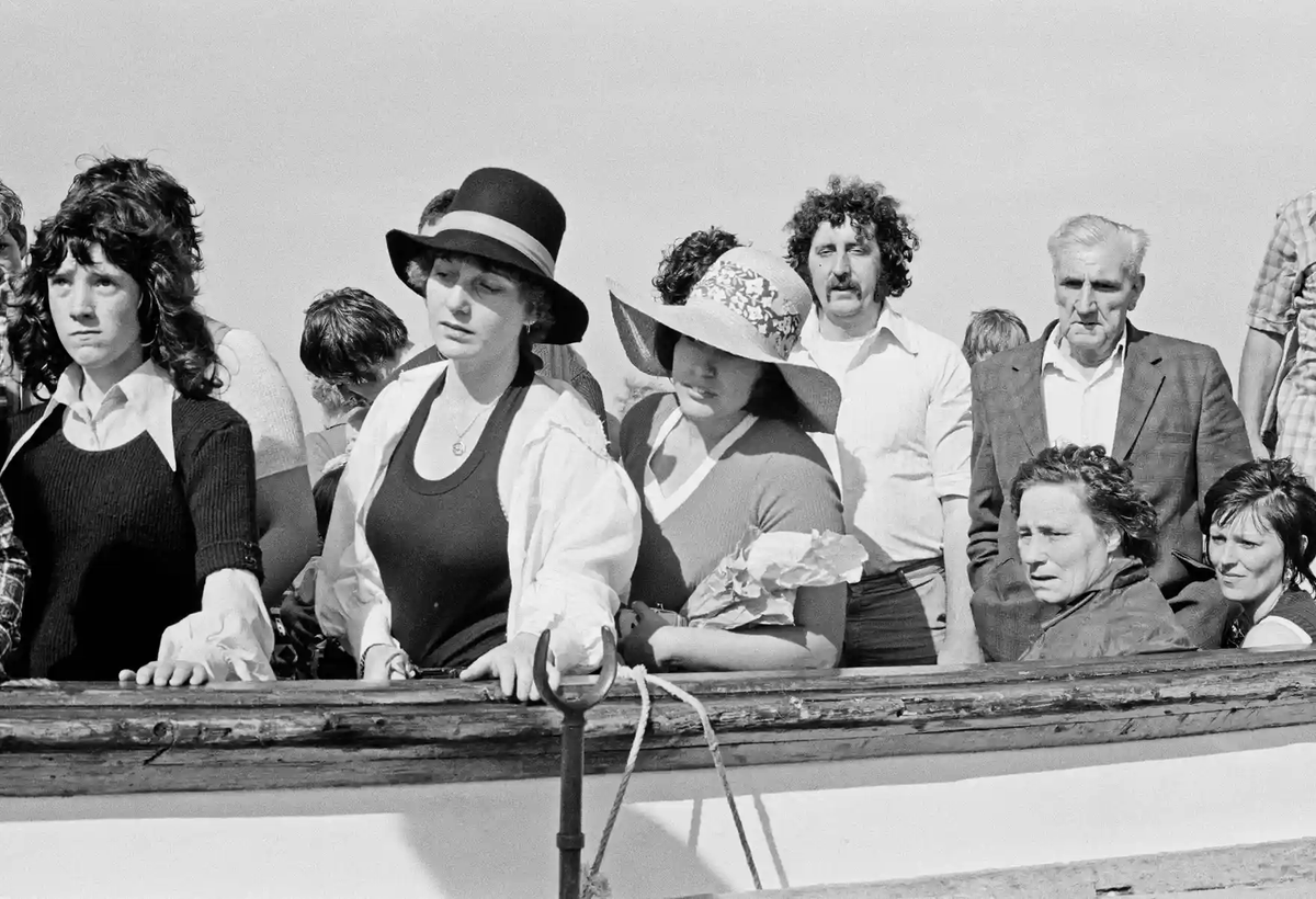 mixdevil66's tweet photo. Magical history tour: all aboard the bus around 1970s Britain. When #DanielMeadows set off around the country on a rickety doubledecker bus he met fisherman, circus troupes and tattooists. @centrebritphoto @bluecoatpress https://t.co/s47RaFYEHc #photography https://t.co/cbPGmBqnk8