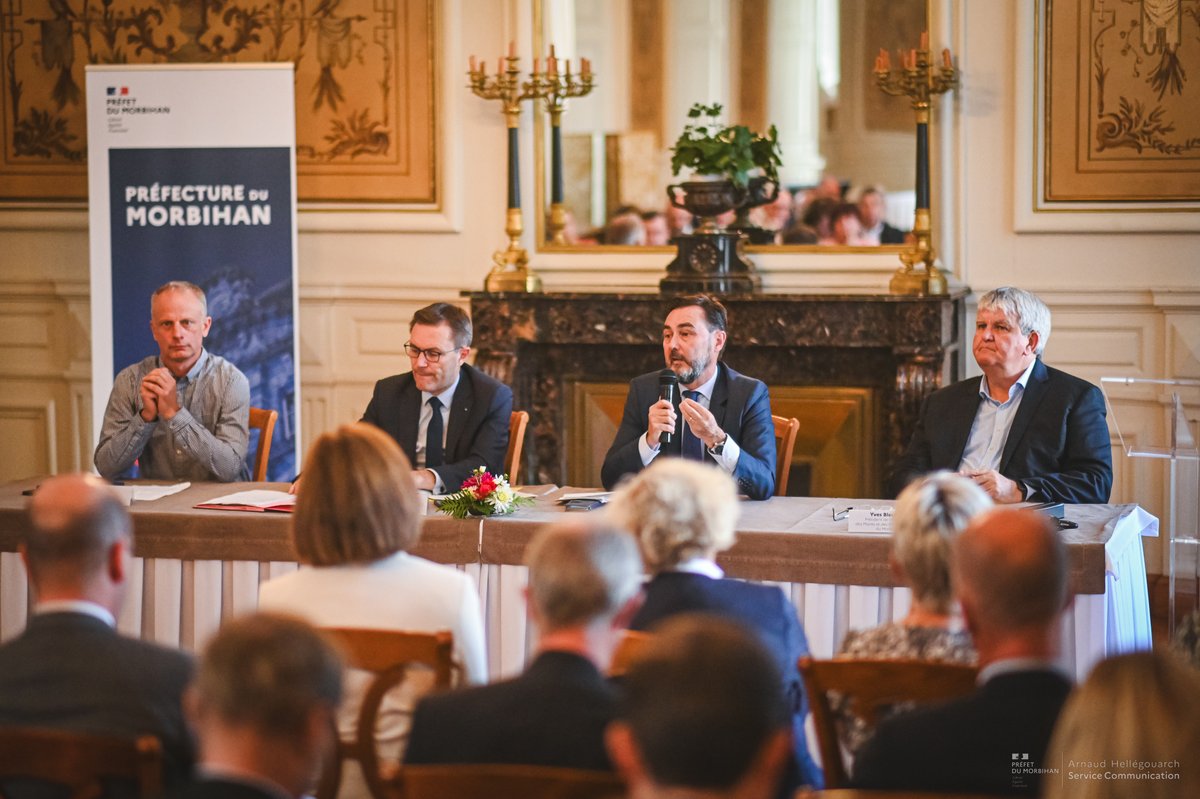 Logement |
P. Bolot, préfet #Morbihan, D. Lappartient, président <a href="/morbihan_fr/">Département du Morbihan</a>, Y. Bleunven, président AMF56, <a href="/CCI_du_Morbihan/">CCI du Morbihan</a> et l'ensemble des partenaires du logement ont signé hier, à la préfecture #Vannes, la Charte d'engagement pour le logement des actifs dans le Morbihan...