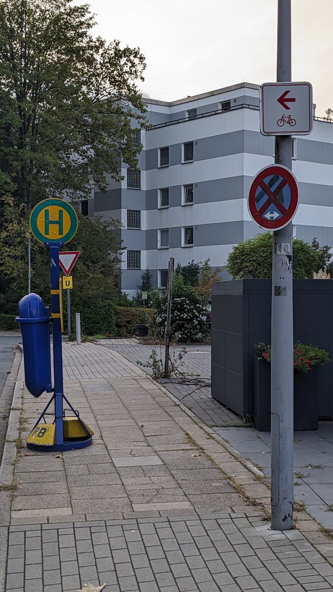 Darf hier nur Schrödingers Bus halten? <a href="/Essen_Ruhr/">Stadt Essen</a> <a href="/ruhrbahn/">Ruhrbahn GmbH</a> <a href="/Polizei_NRW_E/">Polizei NRW E</a>