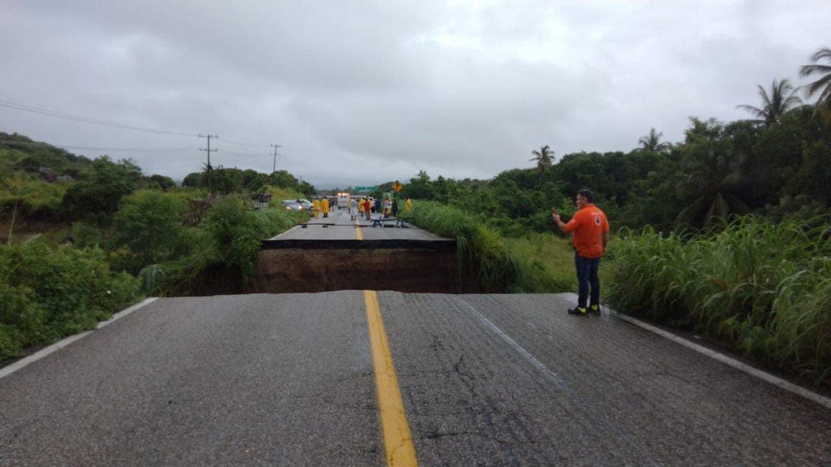 Centro_SICTGro's tweet photo. 🔴 #ComunicadoSICT 🔴
La #SCTGuerrero informa que ya trabaja en los cortes a la circulación sobre la Carretera Federal Acapulco - Zihuatanejo, en el km 111 + 300 y km 198 + 740, daños provocados por #tormentatropicalMax. 🛣️
Extreme medidas de precaución. ⚠️ https://t.co/L1YHQ4VUGY