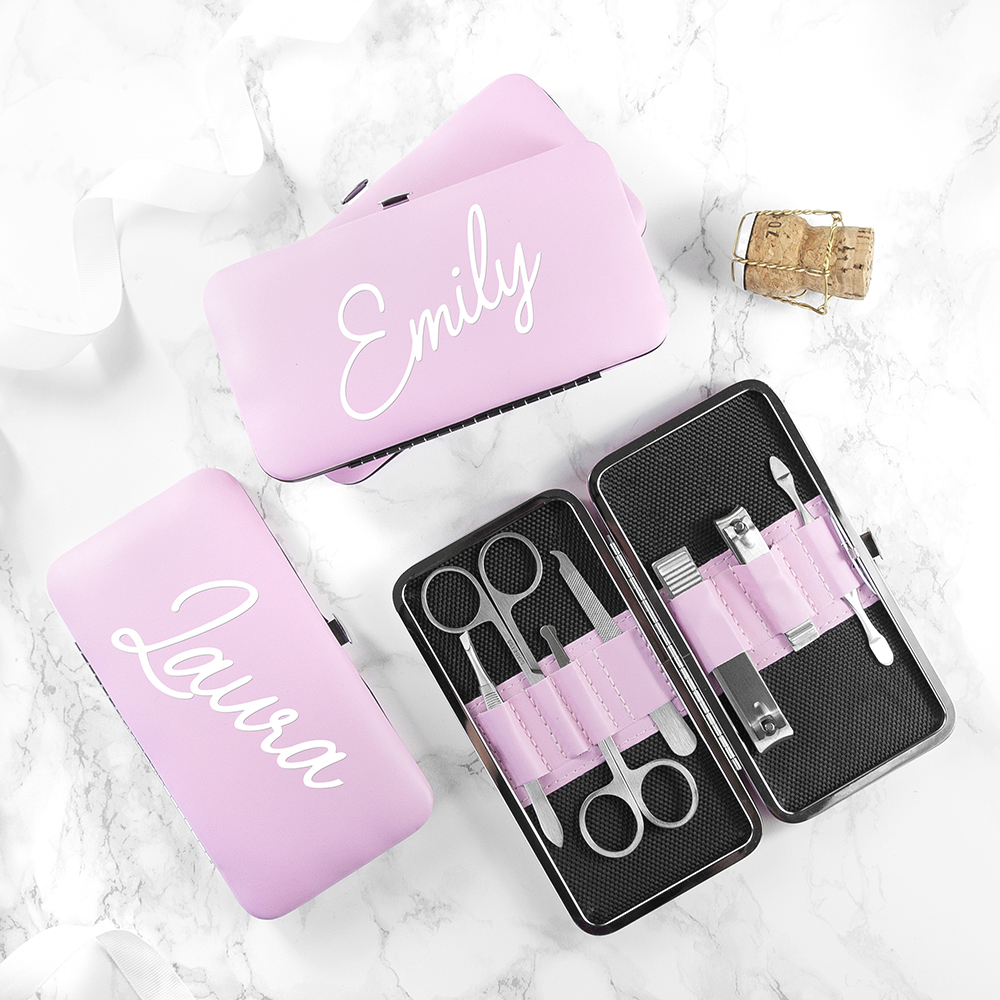 A practical gift idea that can be personalised with any name, this hard case manicure set contains all the tools for anyone to be able to look after their nails  lilyblueuk.co.uk/personalised-p…

#giftideas #manicure #beautygifts #personalised #elevenseshour #shopindie #earlybiz