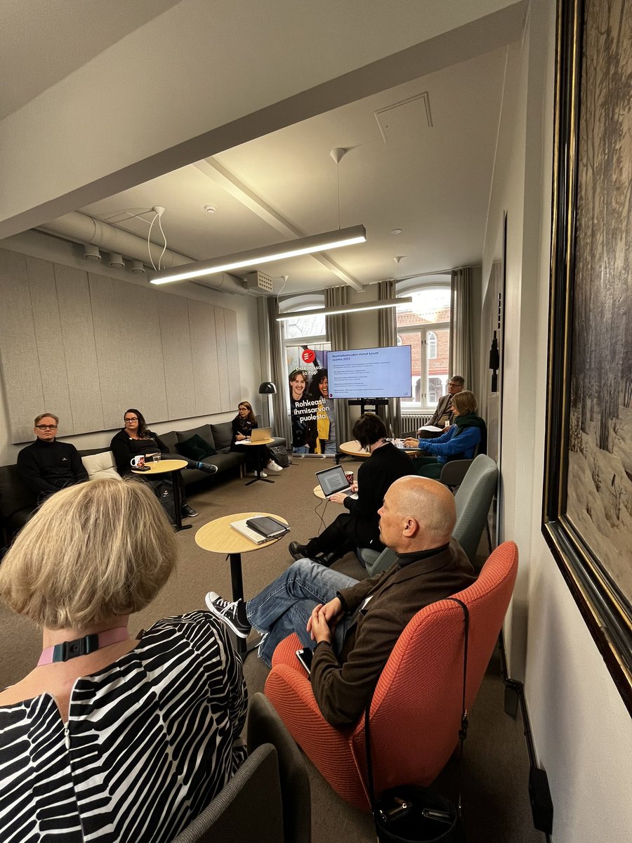 Miltä näyttää #asunnottomuus ja sen monet kasvot vuonna 2023? Aiheesta kertomassa <a href="/Robert80054210/">Tukialus Robert</a>, @rinnekodit Sillan asukas ja työvalmentaja Harri Ollinen, palvelualuejohtaja @minna_kiviaho, <a href="/SariRantaniemi/">Sari Rantaniemi</a> (Sateenkaari-ikkuna ry) sekä taiteilija Katriina Haikala.