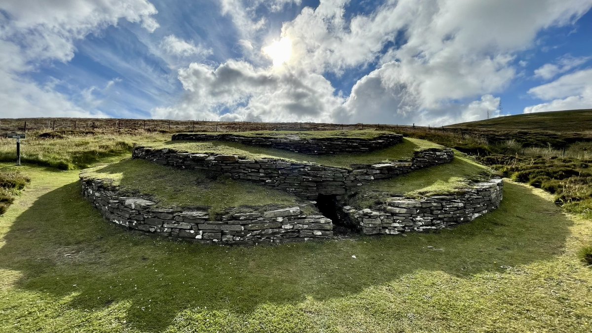 Wideford Hill Chambered Cairn, with its three concentric stone walls. Dating from around 3500-2400 BC, the ‘Maeshowe-type’ cairn is built into the side of Wideford Hill, near Kirkwall in Orkney. #TombTuesday #Prehistory #Orkney 📷 My own.