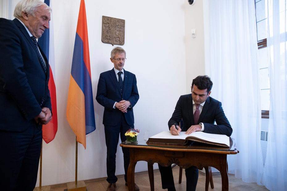 Místopředseda 🇦🇲 Národního shromáždění @HakobArshakyan je na oficiální návštěvě Česka.

Na setkání s předsedou Senátu @Vystrcil_Milos a místopředsedou @ruzickavsenatu hovořili o 🇨🇿-🇦🇲 vztazích, aktuální situaci po exodu Arménů z Náhorního Karabachu i o české pomoci.
🇨🇿🫱🏻‍🫲🏼🇦🇲