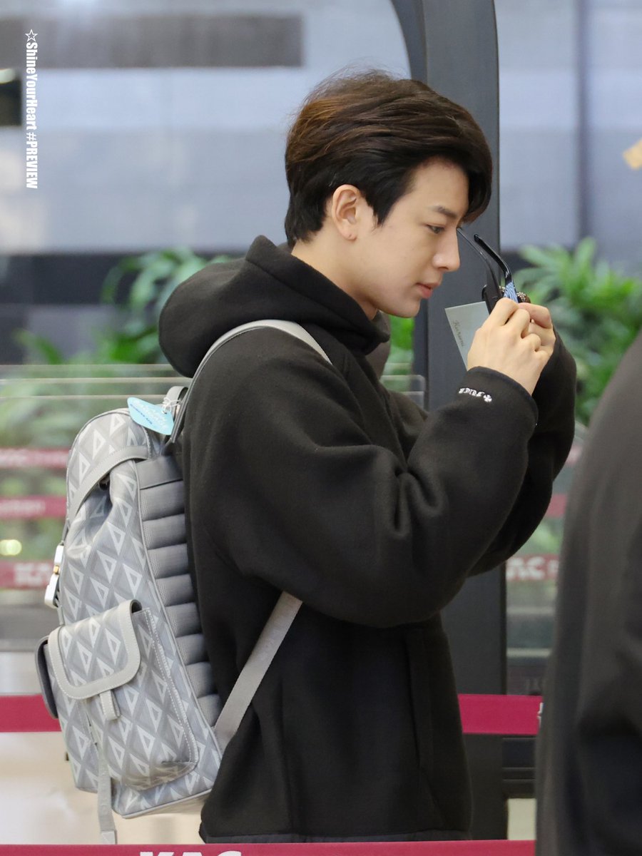 SYH19950208's tweet photo. ☆231010 김포 출국 프리뷰🕶️
#윤형 #송윤형 #Yunhyeong #SONG #ユニョン #아이콘 #iKON #143inc https://t.co/QHDw9aqaZd