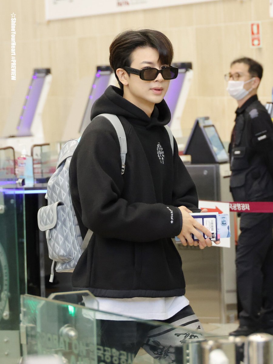 SYH19950208's tweet photo. ☆231010 김포 출국 프리뷰🕶️
#윤형 #송윤형 #Yunhyeong #SONG #ユニョン #아이콘 #iKON #143inc https://t.co/QHDw9aqaZd