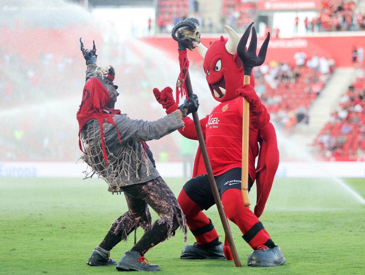 RCD_Mallorca's tweet photo. Dissabte rebérem la visita dels dimonis de l’Associació Cultural Sa Solera Gabellina de Capdepera 👹

La batlessa del poble, Mireia Ferrer, va presenciar el partit des de la llotja presidencial

Gràcies, Capdepera! #SeguimCreixent https://t.co/Ckfc6ODOZ1