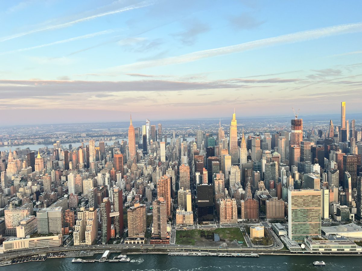 ChopperDanRice's tweet photo. Starting the day off with these views is the reason I love coming back to the AM shift (and getting to fly with Lars is a pretty good perk too)!  Good Morning NYC!! @CBSNewYork #chopper2 @FlyHeliInc https://t.co/tZsqRy78SC