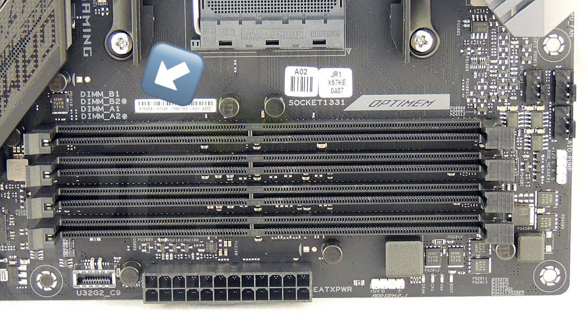 JOptimizacion's tweet photo. Configuración memorias RAM

Subo esta información porque el último tiempo me paso de ver muchas PCS con las memorias ram <mal> instaladas.

La configuración de Dual Channel en una Mother con 4 slots para memoria RAM se realiza generalmente colocando un módulo de memoria en el slot 2 y el otro en el slot 4. 

Esto permite que los dos módulos de memoria operen en un modo que duplica el ancho de banda de comunicación entre la memoria y la CPU, mejorando así el rendimiento del sistema.

Configuración Típica:
   - La configuración más común para activar el Dual Channel en una placa madre con 4 slots es instalar un módulo de memoria en el slot 2 y el otro en el slot 4. Esta disposición es confirmada por varios foros y guías de hardware 

   - Los slots 1 y 3 (A1 y B1) están típicamente reservados para un canal de memoria de un solo tipo, mientras que los slots 2 y 4 (A2 y B2) son considerados como los slots para la configuración de Dual Channel

Recomiendo revisar el manual de tu mother específica para confirmar la configuración correcta.
