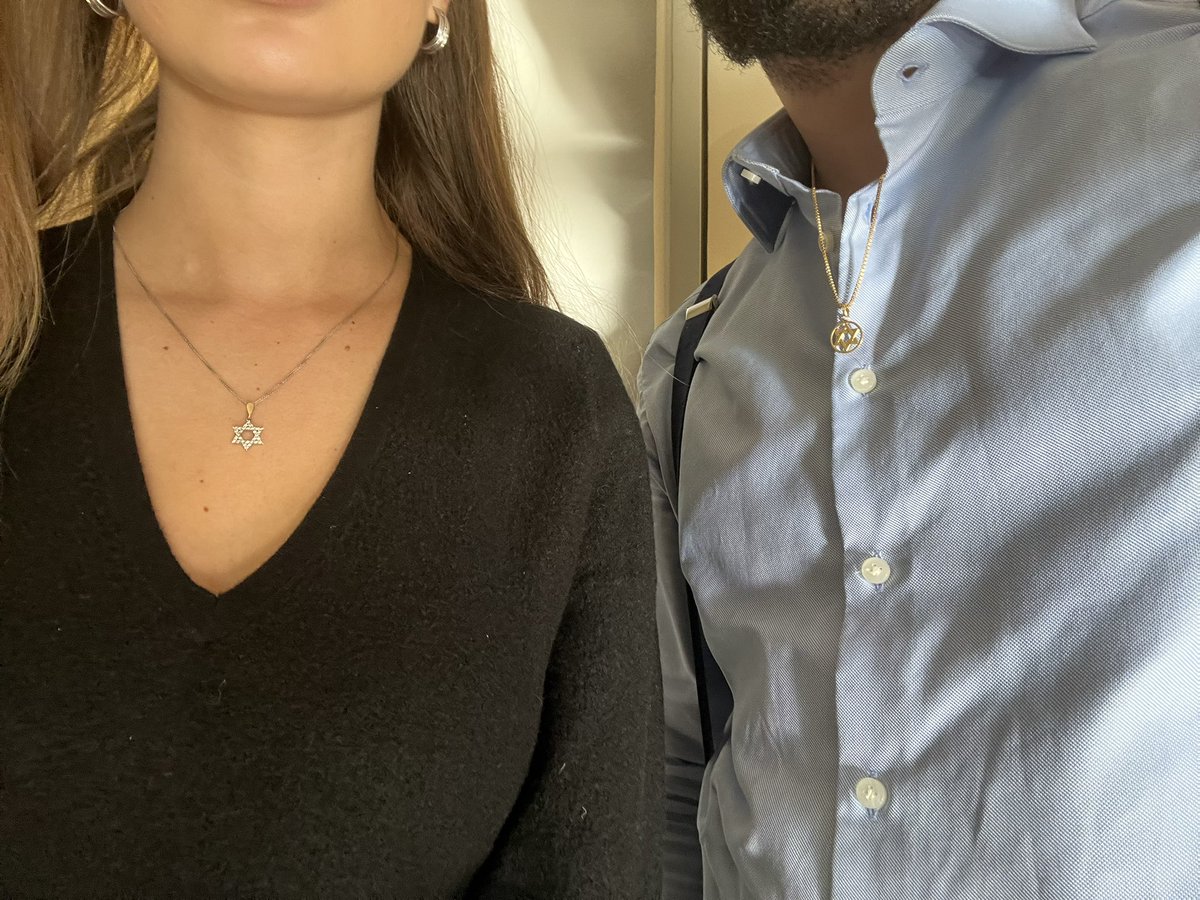 Idag bär jag och min kollega våra Davidsstjärnor för dig Ester. Vi får aldrig låta hatet vinna. Vi står med dig💙🤍

aftonbladet.se/nyheter/a/69Q9…