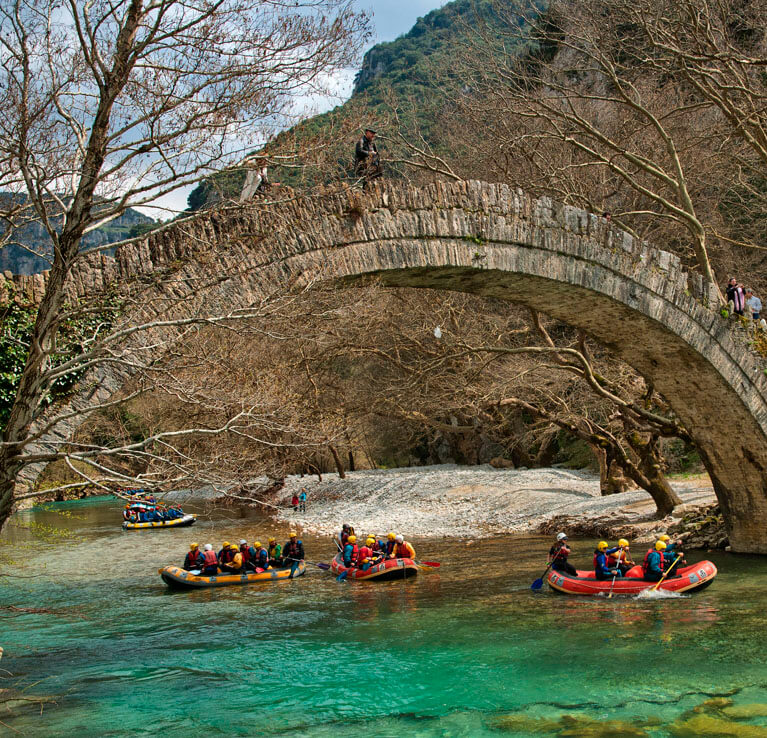 Dive into the thrill of Voidomatis River! 🚣‍♂️ Crystal-clear waters await. Get ready for an unforgettable adventure! 💦 #VisitGreece #AllYouWantIsGreece #RaftingVoidomatis #GreekAdventure visitgreece.gr/experiences/ac…