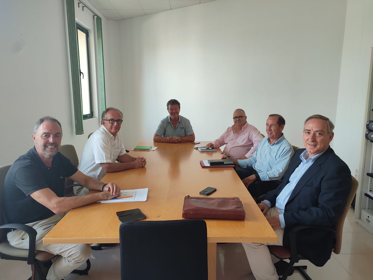 El conseller <a href="/LafuenteJM/">Juan Manuel Lafuente</a>, acompanyat del DG de Costes, Carlos Simarro, i del DG i el gerent de <a href="/PortsIB/">PortsIB</a>, Antoni Mercant i Jaume Carbonell, s’ha reunit amb el Capità Marítim de Palma i de Menorca, Pepe Escalas, i el cap del Districte Marítim de Maó, José Luis Ortega.