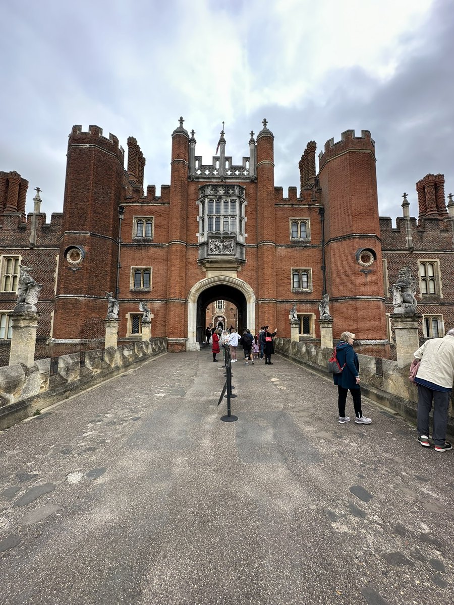 handcraftedtrav's tweet photo. Sailing down the Thames to Hampton Court palace, the way Henry VIII would have arrived. This was Henry’s favorite palace, though much of his Tudor construction has disappeared in the later buildings of William and Mary.

#handcraftedtravel #creatinglifelongmemories #hamptoncourt https://t.co/CrPRnyyg6c