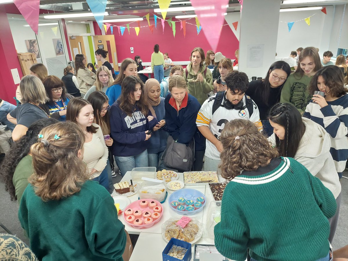 This lunchtime our Wellbeing Ambassadors put on something green & hosted a Tea & Talk event in aid of #WorldMentalHealthDay @MentalHealthFN & to promote the @CitizensBH mental health campaign. Great cake & meaningful conversations #LoveOurColleges