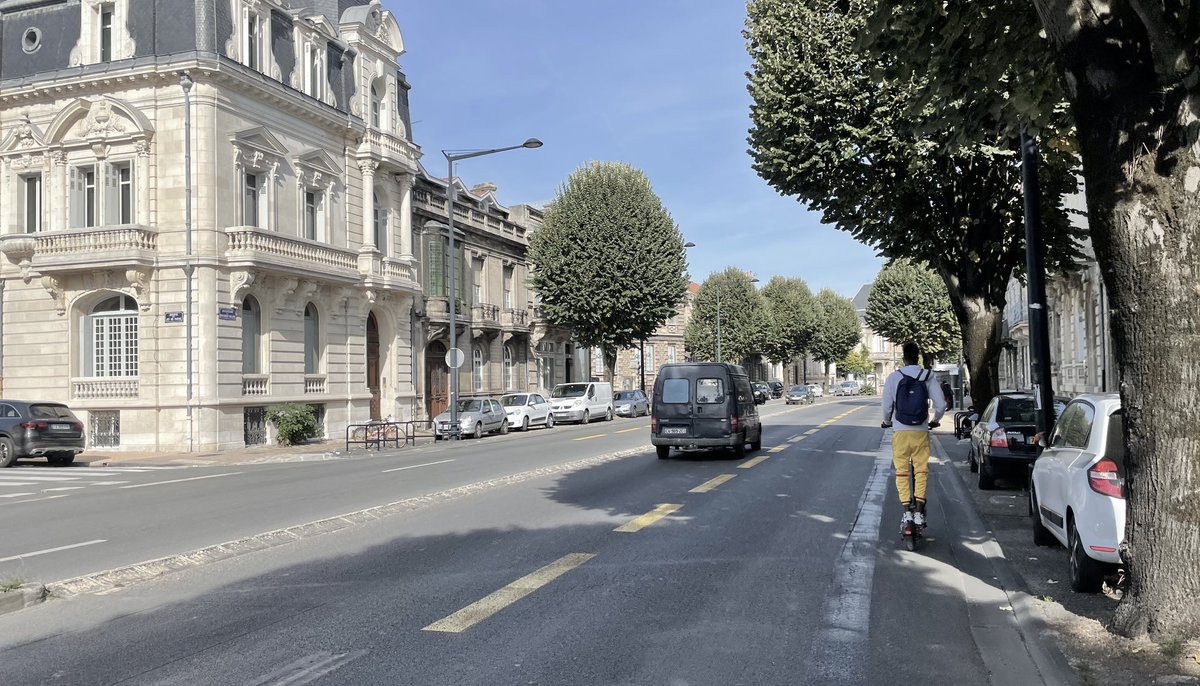 Proposition pour les boulevards de demain ! (Suite) 

Création d’une promenade arborée, chaque moyen de transport profite d’un site dédié afin de limiter les conflits d’usages.

Un espace apaisé pour profiter du patrimoine architectural et végétal des boulevards bordelais !