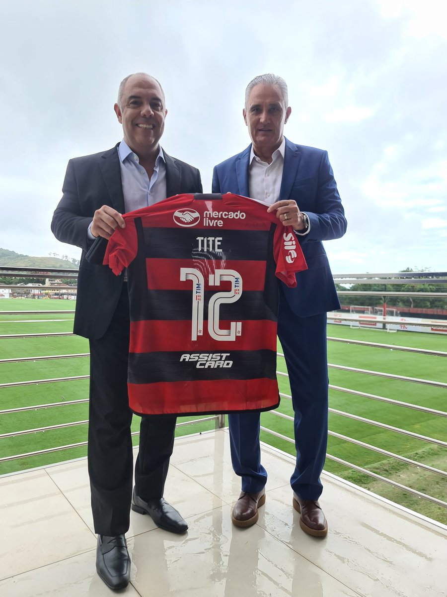 Flamengo's tweet photo. Bom dia, Nação! Tite, novo técnico do Mengão, já está no Ninho do Urubu! 🔴⚫ #VamosFlamengo 

📸: Nathã Soares /CRF https://t.co/H3TIK1nIOA