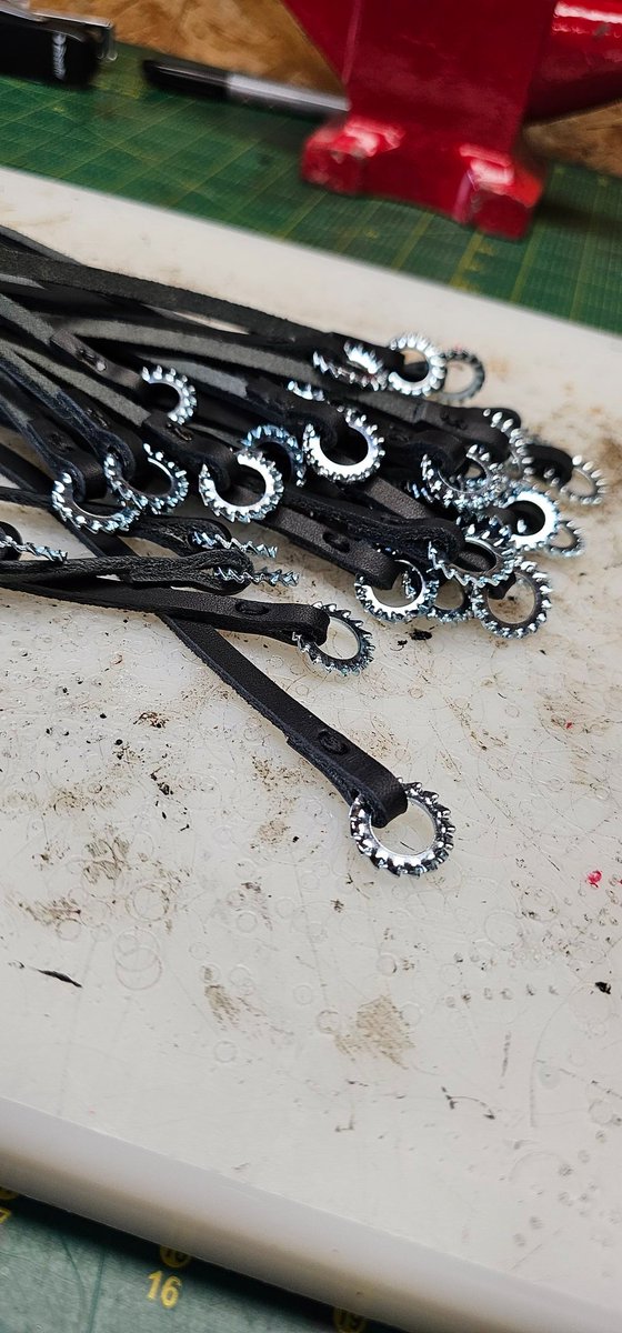 OsezJosephineX's tweet photo. 40 lanières, 40 rondelles, 40 collages, 40 perçages, 40 coutures. Et ce n'est pas fini.
#cuir #bdsm #hellwork #passion #cavapiquer https://t.co/HNPz5OnpE4