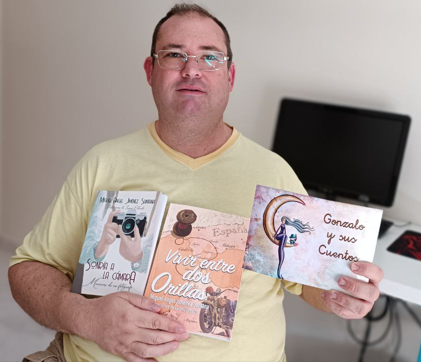 MAJimenezSanta's tweet photo. Queridos familiares, amigos y seguidores, os dejo enlace de audio a una entrevista que me han hecho esta mañana en Radio Mijas donde he podido hablar de mis libros.

https://t.co/3IGSAoBNMJ https://t.co/dsXSw2yGaB
