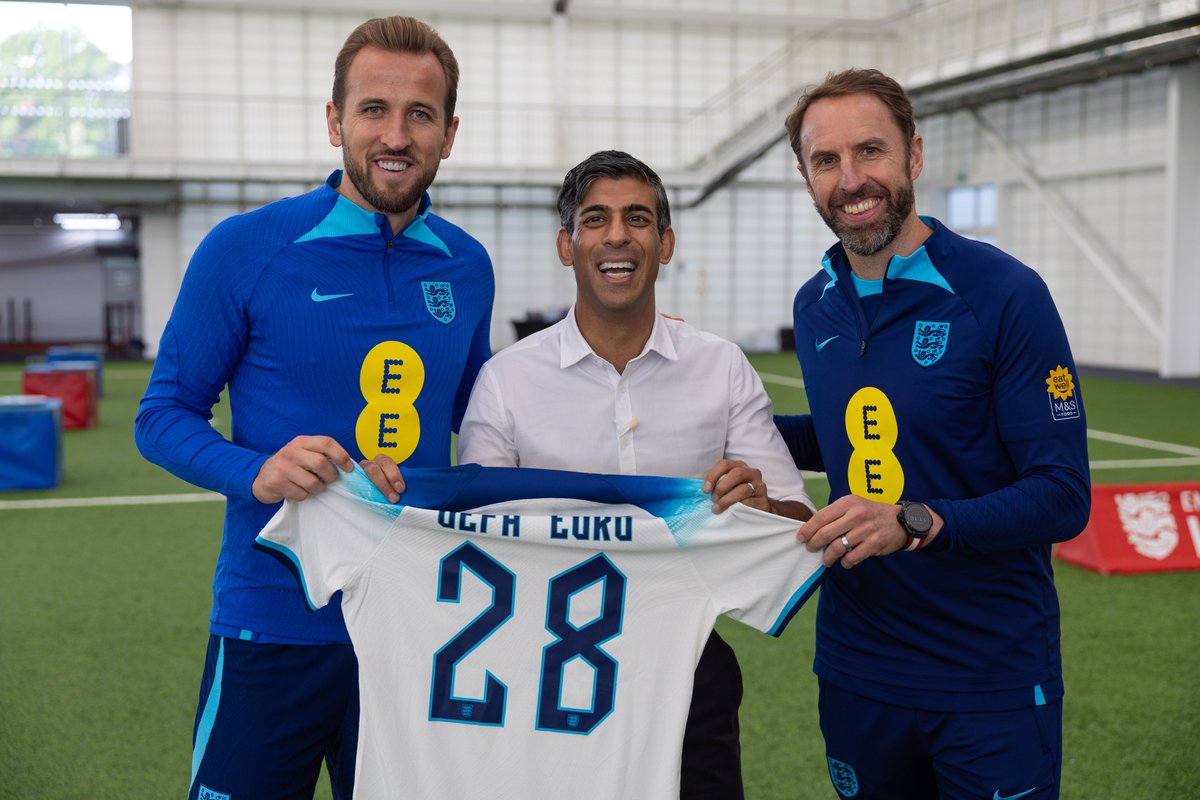 RishiSunak's tweet image. It’s official: we’ve got the Euros.

Delighted to celebrate our winning bid with Gareth and the @England squad.

Here we go #EURO2028 ⚽️