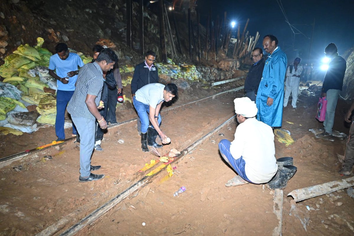 EastCoastRail's tweet photo. Koraput-Jagadalpur Rly Secn restored last night with 24x7 restoration work by utilising more than 20 Excavators & a number of Rock Breakers apart from Manpower utilisation.
Landslide btwn Manabar & Jarati Stns in (KK Line) affected Train movements since Sept'2023
#ECoRupdates https://t.co/ZEuBz7vA38