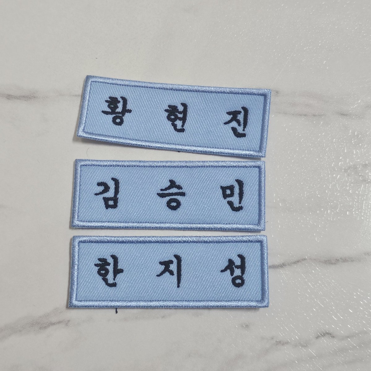 0_0i0914's tweet photo. 🩵 스키즈 막콘 나눔 공지

🌱 현진 승민 지성 자수 명찰 (소량)
본 글 RT + 팔로워 한정 확인 후 증정
🌱 한 말하자면 세트 (2구 연결도무송 + 짭포카 2장)
팔로워 한정 확인 후 증정
🌱 짭포카 4종 (랜덤 2개 증정)
당일 티켓 + 응원봉 or 버블 30일 확인 후 증정

장소 시간은 당일에 올려드립니다! https://t.co/KlhYg1wPp0