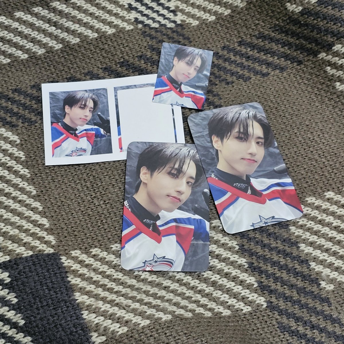 0_0i0914's tweet photo. 🩵 스키즈 막콘 나눔 공지

🌱 현진 승민 지성 자수 명찰 (소량)
본 글 RT + 팔로워 한정 확인 후 증정
🌱 한 말하자면 세트 (2구 연결도무송 + 짭포카 2장)
팔로워 한정 확인 후 증정
🌱 짭포카 4종 (랜덤 2개 증정)
당일 티켓 + 응원봉 or 버블 30일 확인 후 증정

장소 시간은 당일에 올려드립니다! https://t.co/KlhYg1wPp0