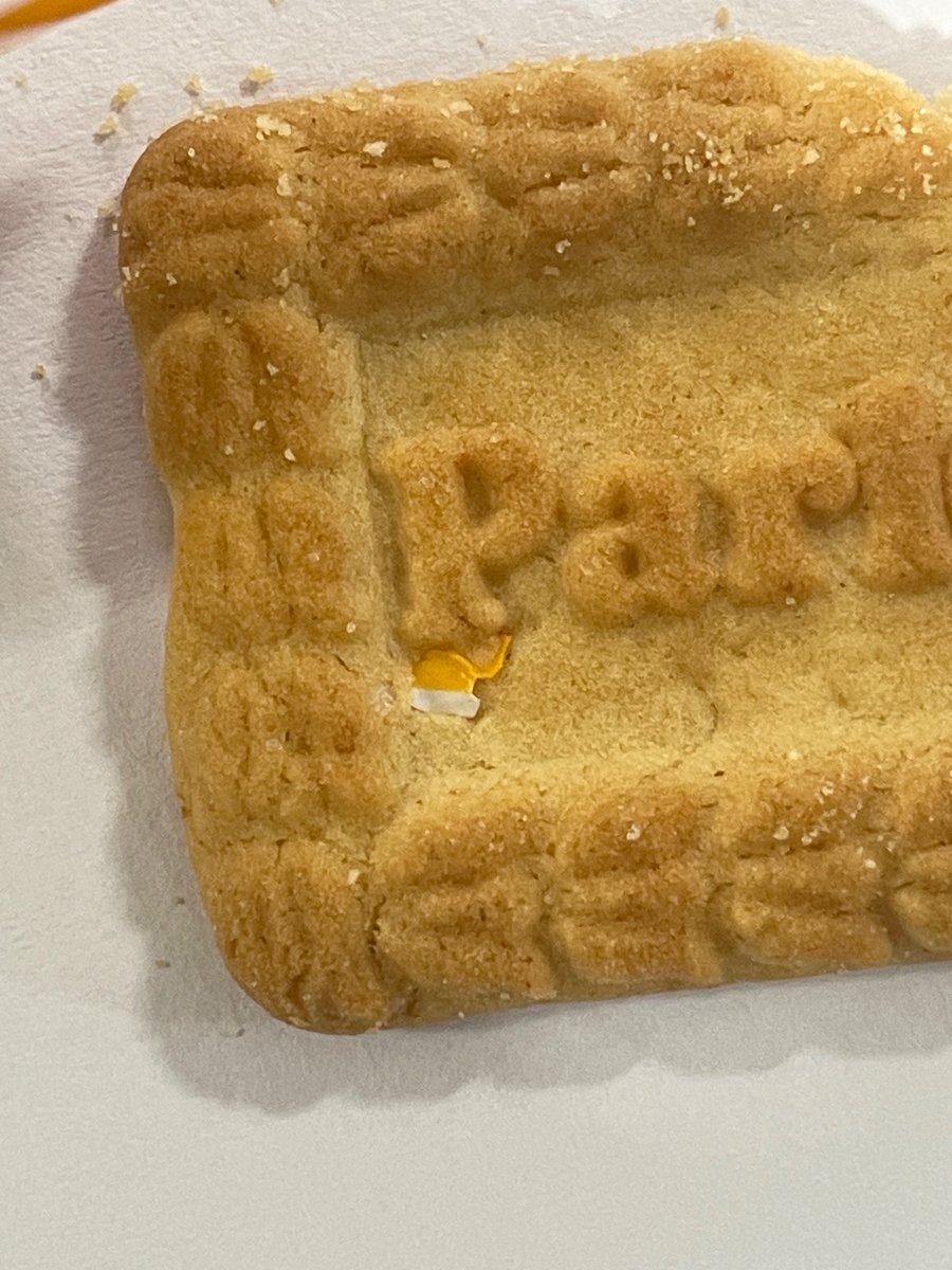 KamalMathur_'s tweet photo. @officialparleg   This is how you take care of food safety for consumers. Plastic piece embedded in parle g biscuit…it could have been eaten by my little one. Seems u overlook quality when it comes to low price packed.
@JaagoGrahak @fssaiindia @foodpharmer2 https://t.co/4OxZNdy3WY