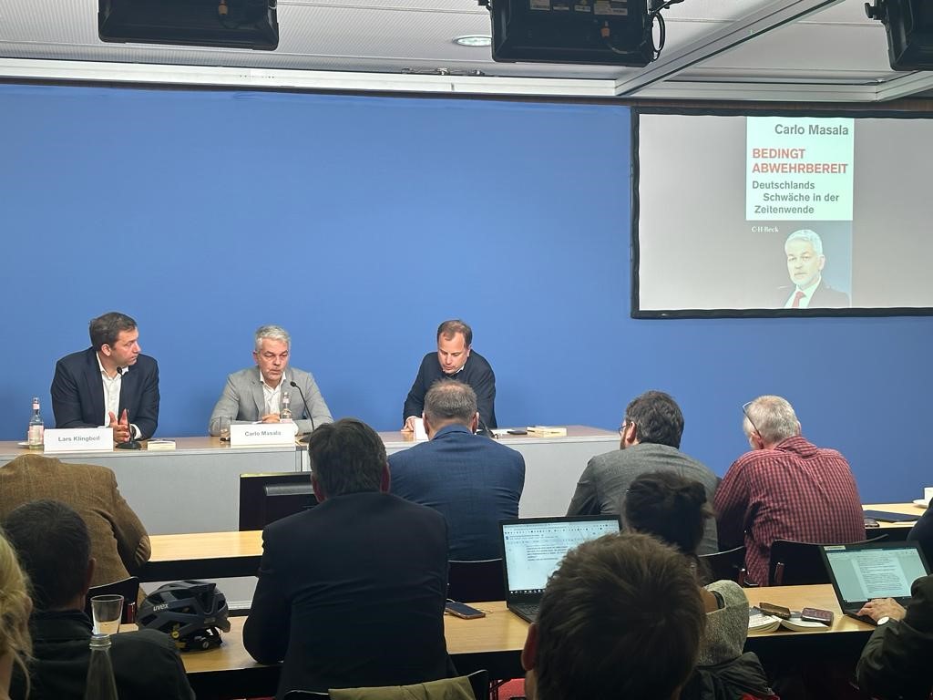 Bei der Vorstellung seines neuen Buches #Bedingtabwehrbereit mit <a href="/larsklingbeil/">Lars Klingbeil 🇪🇺</a> in Berlin kritisiert <a href="/CarloMasala1/">Carlo "Realism, Gedankenfetzen and Rants" Masala</a> Deutschlands strategische Naivität der Vergangenheit. Auch anwesend: der ukrainische Botschafter <a href="/Makeiev/">Oleksii MAKEIEV 🇺🇦</a>