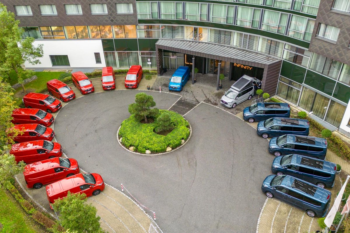 There is something very special about a vehicle line up. Even more when it’s the new version of Europe’s best selling van. #TransitCustom #FordPro