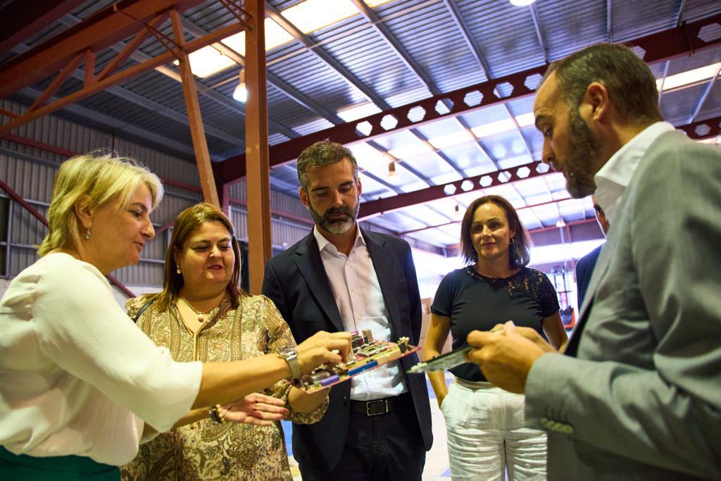 ExxitaBCircular's tweet photo. Ayer recibimos en nuestras instalaciones de #CircularInnovationHUB la visita del Consejero de Sostenibilidad, Medioambiente y Economía Azul de @AndaluciaJunta, @RamonFPM y equipo, quienes mostraron su apoyo al proyecto por su impulso a la #EconomíaCircular y al #empleoverde 🌍♻️ https://t.co/ojEyfsoqnx