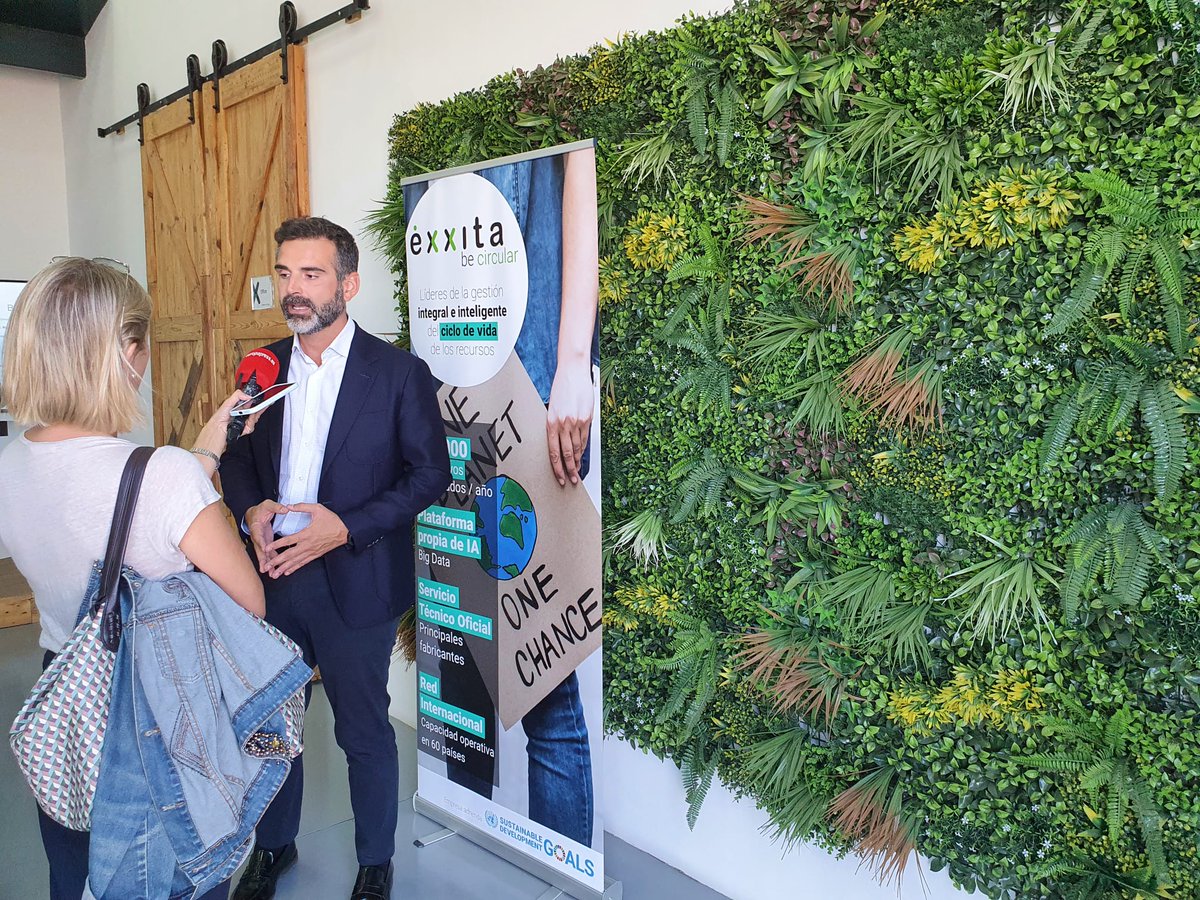 ExxitaBCircular's tweet photo. Ayer recibimos en nuestras instalaciones de #CircularInnovationHUB la visita del Consejero de Sostenibilidad, Medioambiente y Economía Azul de @AndaluciaJunta, @RamonFPM y equipo, quienes mostraron su apoyo al proyecto por su impulso a la #EconomíaCircular y al #empleoverde 🌍♻️ https://t.co/ojEyfsoqnx