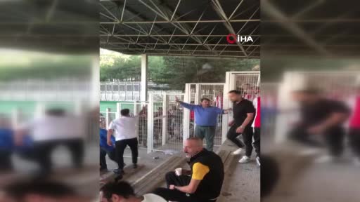 Yeşil sahada tansiyon tribünlere sıçradı...Su şişesi ve taşlar havada böyle uçuştu yenibursa.com/haber-detay/ye…