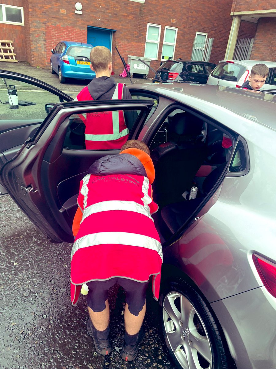 JamieMcM99's tweet photo. Another cracking Monday with the car valet team @WhitehillSec in partnership with @carvaletglasgow. Another week of important learning and squeaky clean cars🚗🫧🧽
#HubInTheCommuity💙
#TeamWhitehill🏆
@jamie57539237 https://t.co/Nc1JFRxxrd