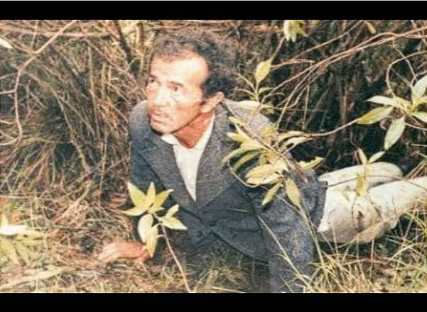 BizarreBlurbs's tweet photo. Serial killer Daniel Camargo Barbosa was from Colombia. In Colombia and Ecuador between the 1970s and 1980s, he killed and sexually assaulted over 150 females. Camargo, who lost his mother when he was quite young, was brought up by his abusive stepmother. In front of his pals, she would frequently beat him and dress him in girl's clothing.

When Camargo learned that the woman he married wasn't a virgin, he started raping young virgin girls. Mostly defenseless, underprivileged young ladies yearning for a better future were the targets of his torture and murder. The nephew of one of Barbosa's numerous victims killed him by stabbing him to death in prison in 1994.