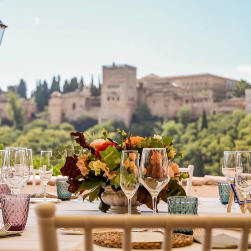 ✨ Imagina un espacio para tu evento con vistas espectaculares frente a la Alhambra, Sierra Nevada y Granada. Hablamos del Carmen Mirador de Aixa, que participará en BELMODA y ofrecerá un descuento especial de un 5% en factura final a todos los eventos contratados en la Feria
