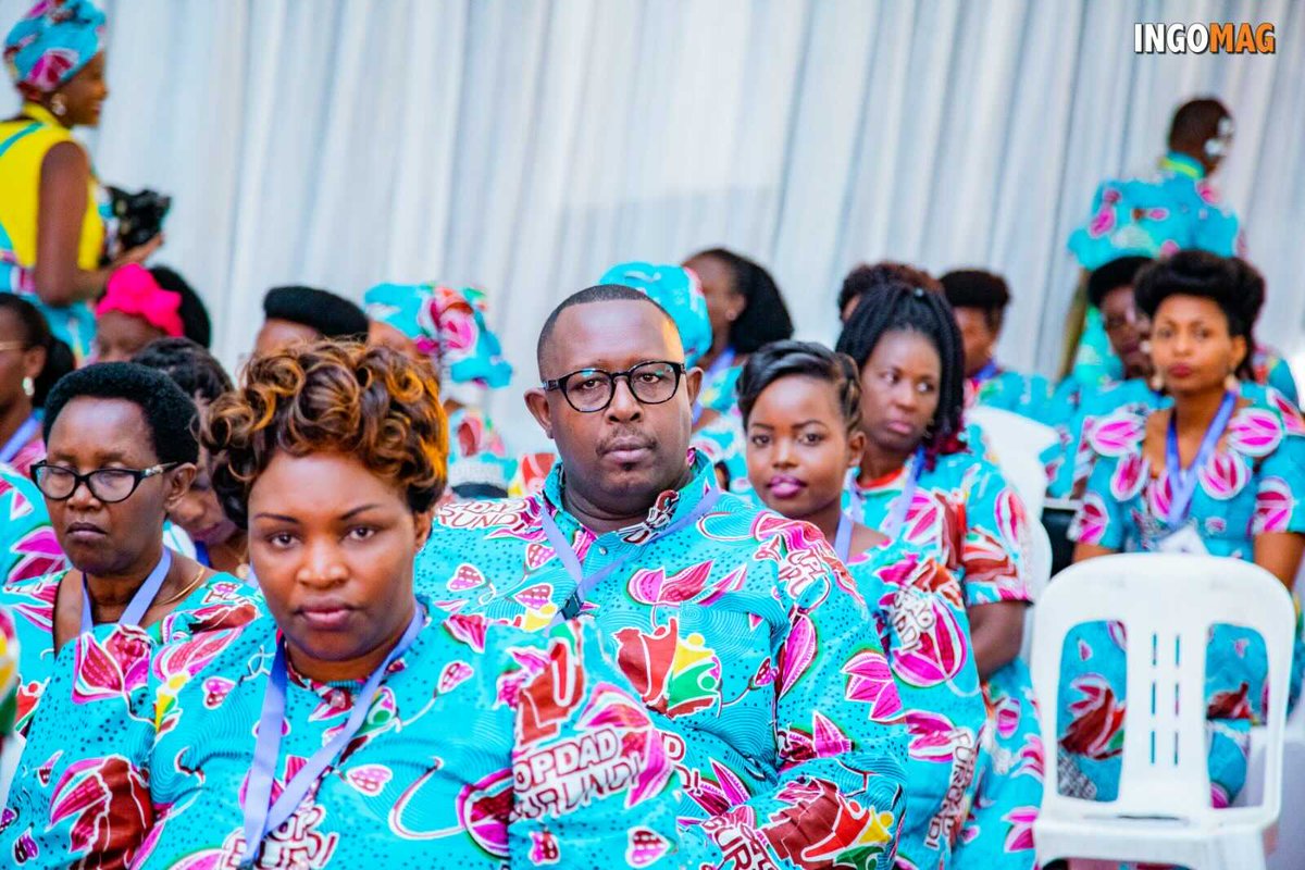 HakizimanDeo's tweet photo. J’encourage ma fille Esperance (à l’avant plan devant le celebrissime Rev. Prédicateur #Mbayahaga au forum des femmes leaders organisé par la #1stladyburundaise) à continuer à s’intéresser aux thématiques abordées par ce forum. ⁦@NtareHouse⁩ #OPDD #BURUNDI #abagumyabanga https://t.co/LWHNuAfBlP