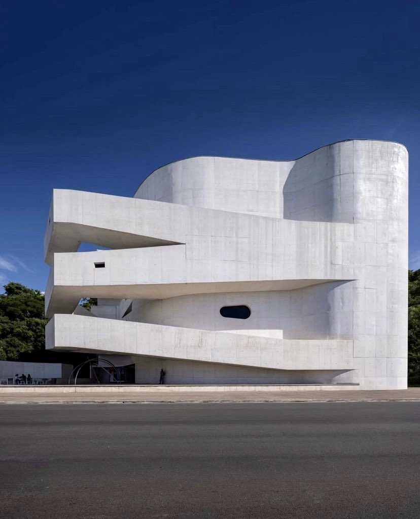 Fundación Iberê Camargo | 2008
📍Porto Alegre, 🇧🇷 

📐Álvaro Siza Vieira, Premio Pritzker 1992

"El trabajo del arquitecto es una respuesta al espacio, que demanda, y también una pregunta: cómo transformarlo"  Alvaro Siza