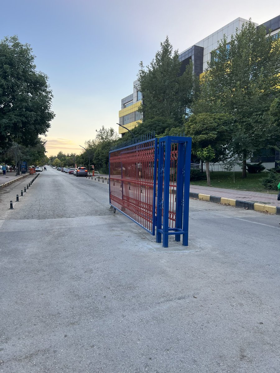 kayiparanmiyor's tweet photo. Üniversitenin 7 aydır kütüphanesi kapalı ama onu düzeltmek yerine üniversiteye yeni kapı yapılmasıyla ilgileniliyor.  @GundemiAntep27 @nocontextgaun https://t.co/80dODqZApa