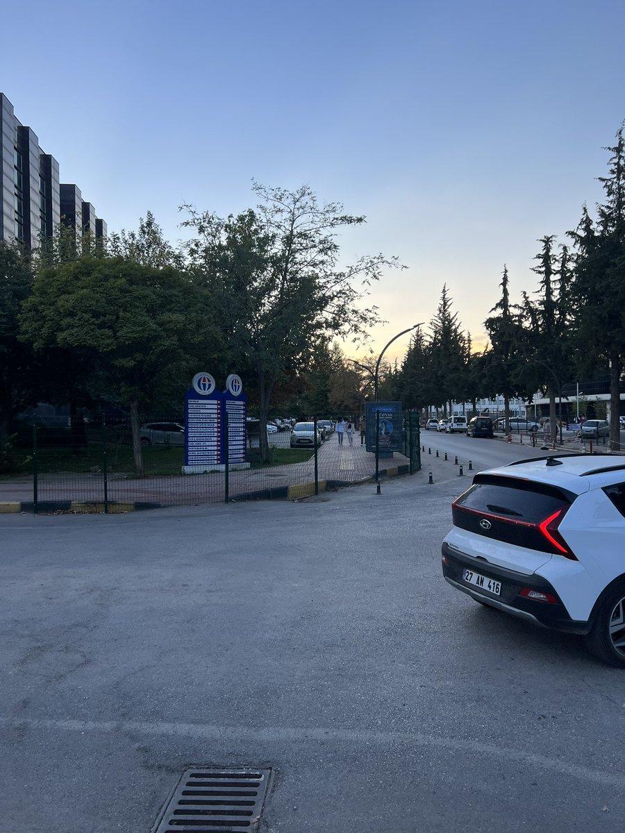 Üniversitenin 7 aydır kütüphanesi kapalı ama onu düzeltmek yerine üniversiteye yeni kapı yapılmasıyla ilgileniliyor.  <a href="/GundemiAntep27/">Antep Gündemi</a> <a href="/nocontextgaun/">no context GAÜN</a>